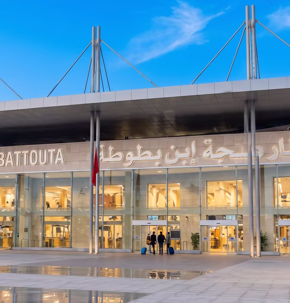 Terminal moderne de l'Aéroport International de Tanger-Ibn Battouta (TNG) au crépuscule avec un ciel bleu