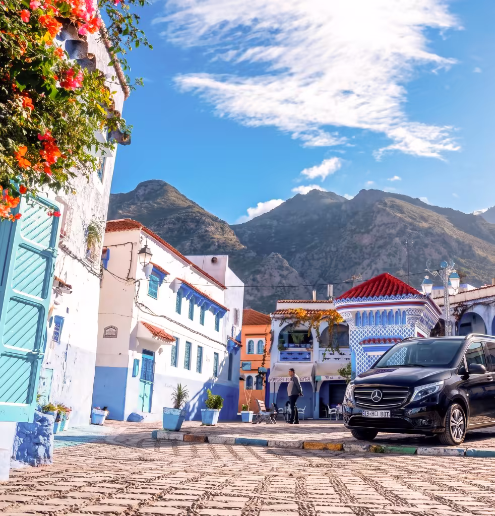 Mercedes de prestige de l'agence Northy sur les routes sinueuses du Rif vers Chefchaouen