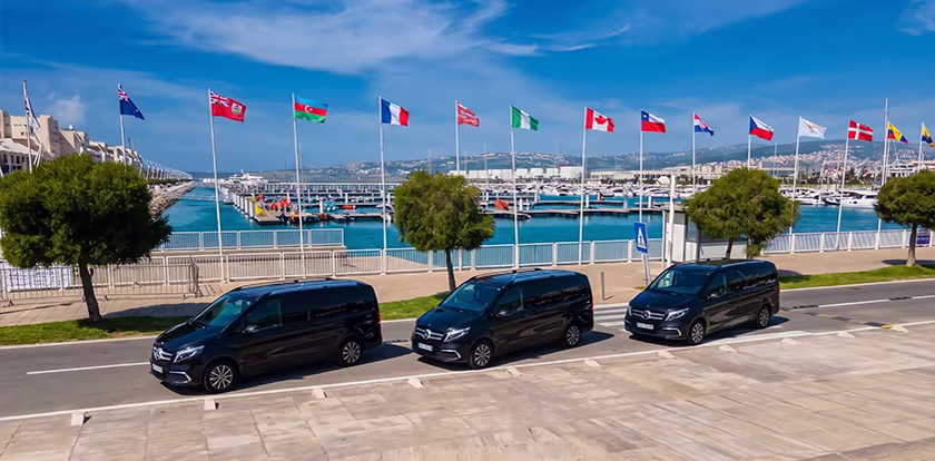 Vans Mercedes VIP de Northy alignés pour un événement à Larache